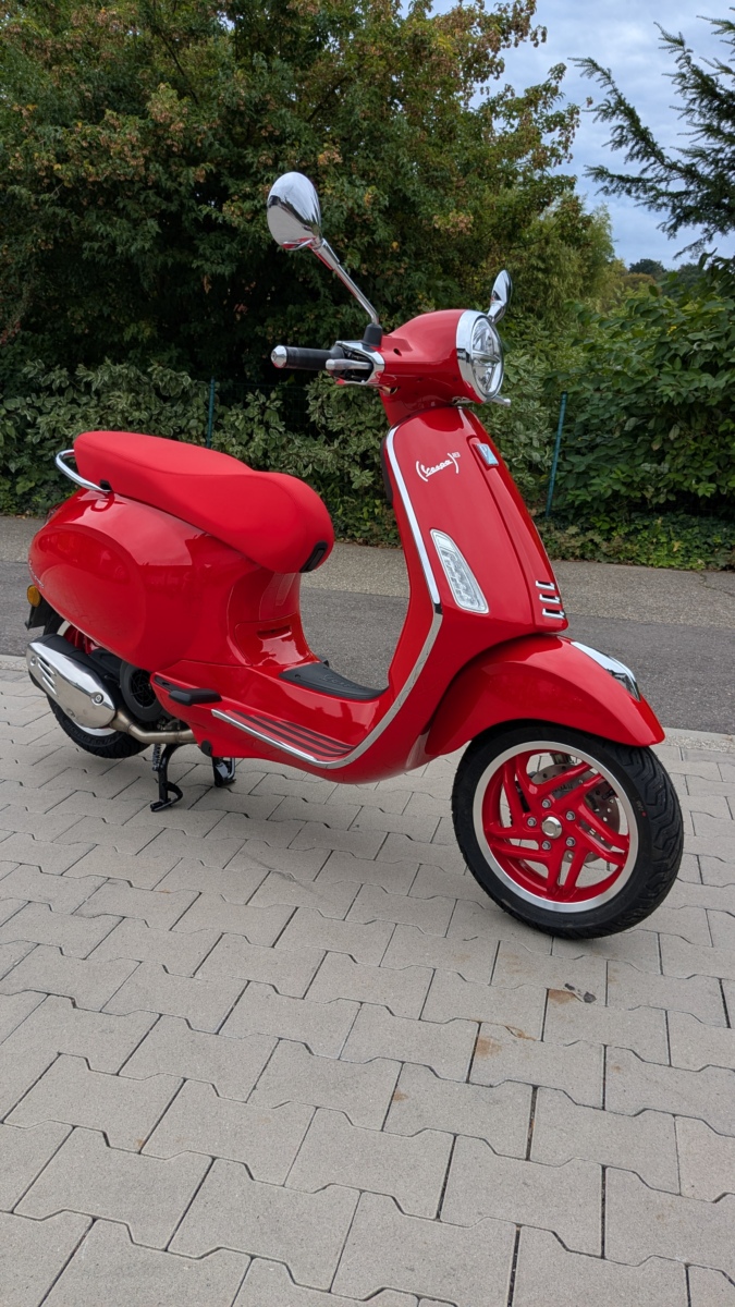 Vespa Primavera 125 RED Edition
